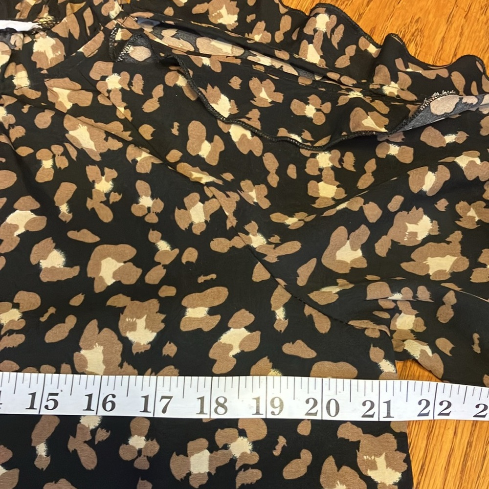 M THML BLACK TAN CREAM LEOPARD PRINT COLD SHOULDER LONG SLEEVED LIKE NEW BLOUSE - Picture 9 of 10